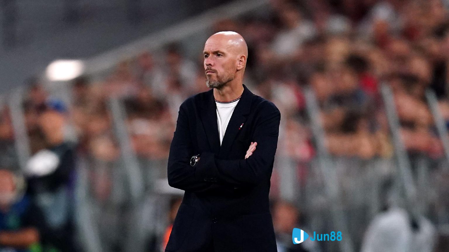 Erik ten Hag kêu gọi các cầu thủ tặng quà người hâm mộ